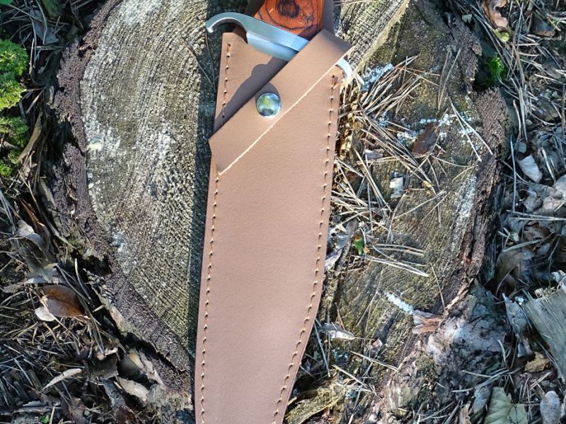 Nůž pro Rambo III již není tolik o přežití, ale spíše o tom mít v ruce opravdu kus pěkné a masivní oceli. Na obrázku nůž ve svém pouzdře. Standardně je i u trojky pouzdro vyrobeno z umělé kůže a opět ve slušné kvalitě.