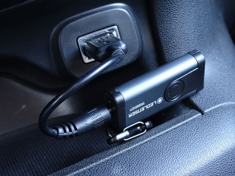 Skrze USB port můžete tento přívěškový zdroj světla (60 lumenů) dobíjet například v automobilu. Svítilna váží pouhých 17 gramů, je 50 mm dlouhá, 22 mm široká a 8 mm vysoká.