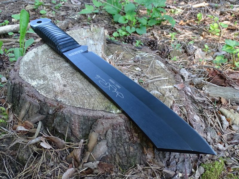 Celkový pohled na doposud největší Rambův nůž. Jeho celková délka dosahuje úctyhodných 455 milimetrů a jeho hmotnost spolu s pouzdrem překročila kilo váhy!