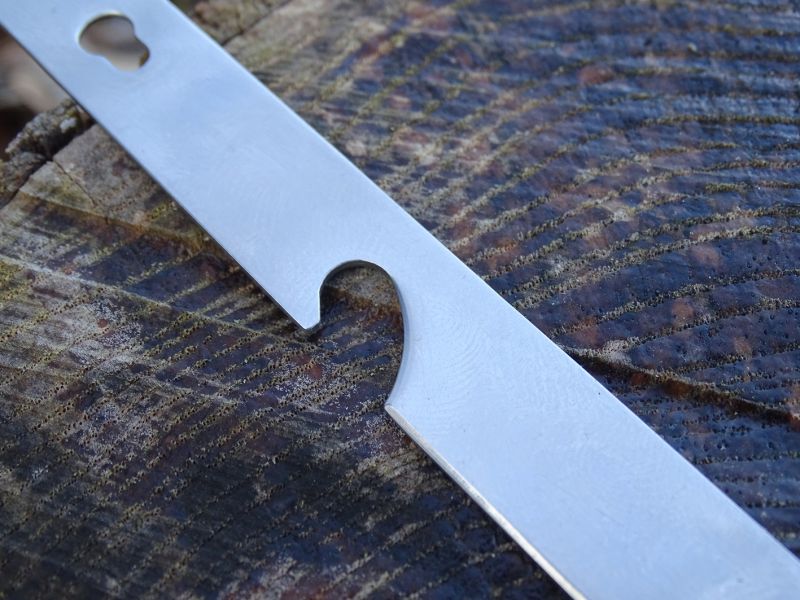Nůž má na svém těle umístěný otevírák korunkových uzávěrů.