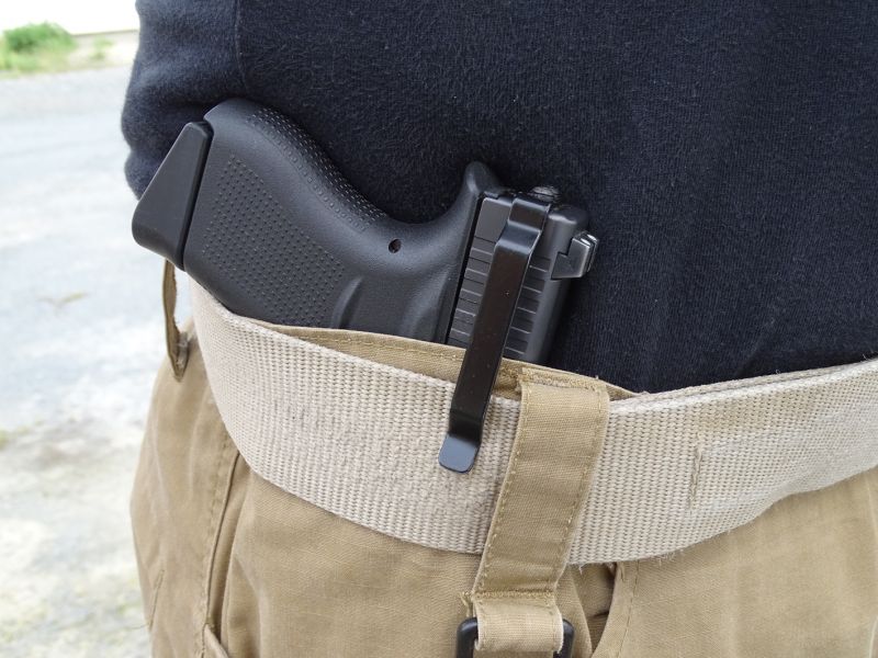 Ukázka uchycení pistolí za pomoci klipu za opasek u kalhot. Pokud obléknete svetr, bundu či mikinu – nikdo si ani nevšimne, že jste ozbrojen.